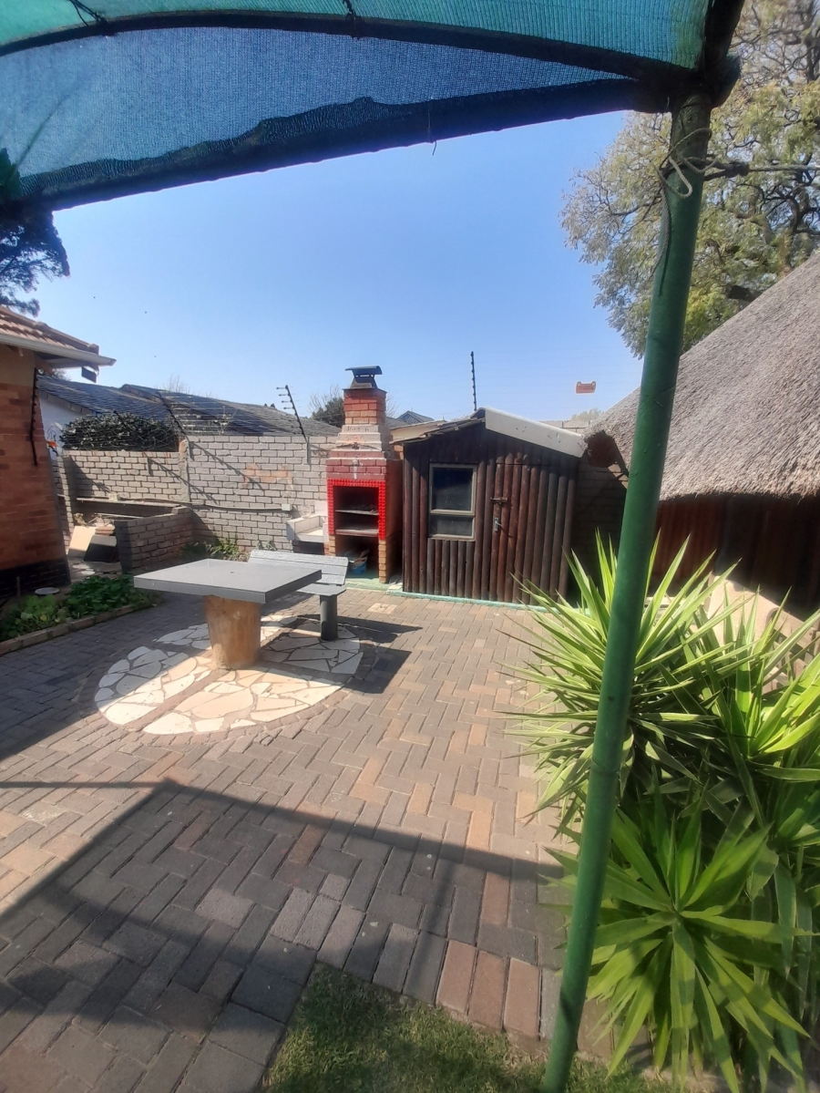 3 Bedroom Property for Sale in Linmeyer Gauteng