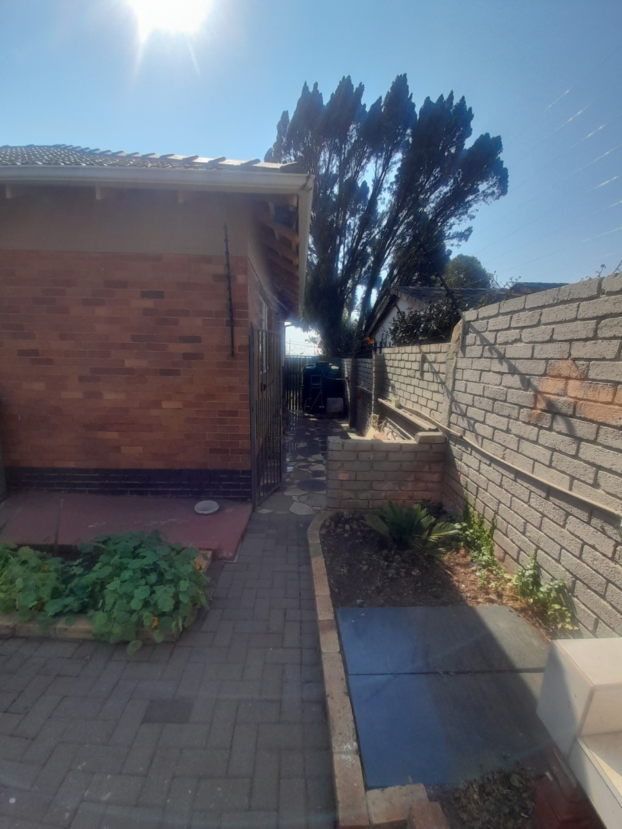 3 Bedroom Property for Sale in Linmeyer Gauteng