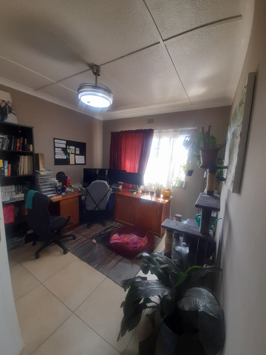 3 Bedroom Property for Sale in Linmeyer Gauteng