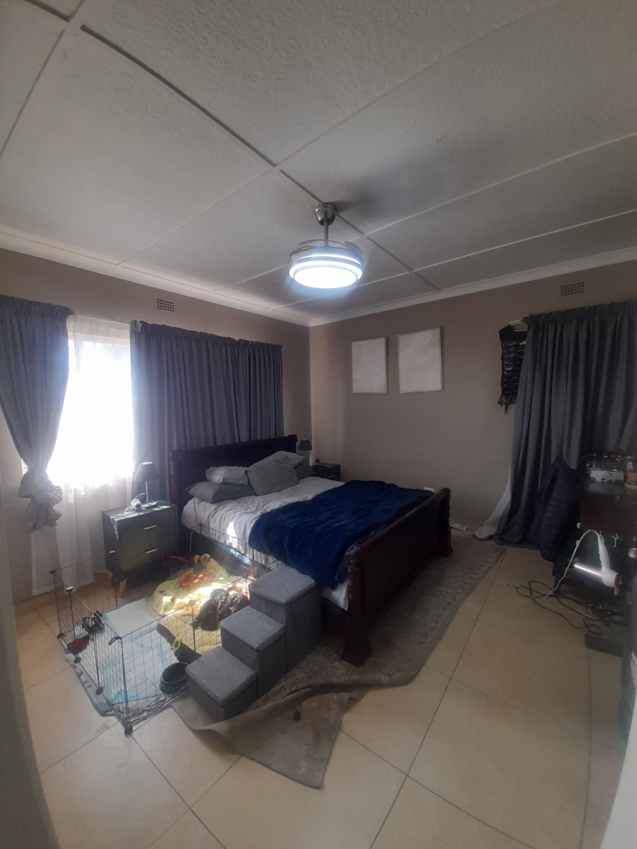 3 Bedroom Property for Sale in Linmeyer Gauteng