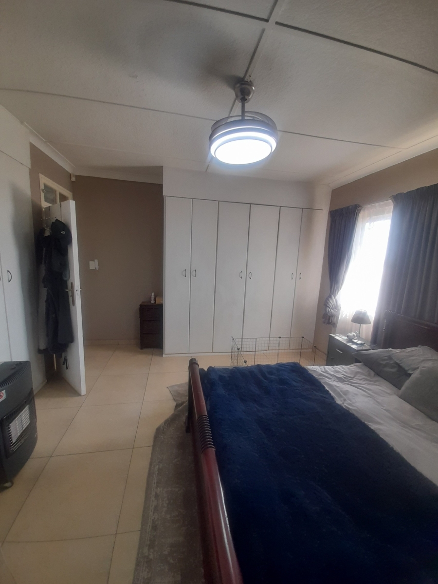 3 Bedroom Property for Sale in Linmeyer Gauteng