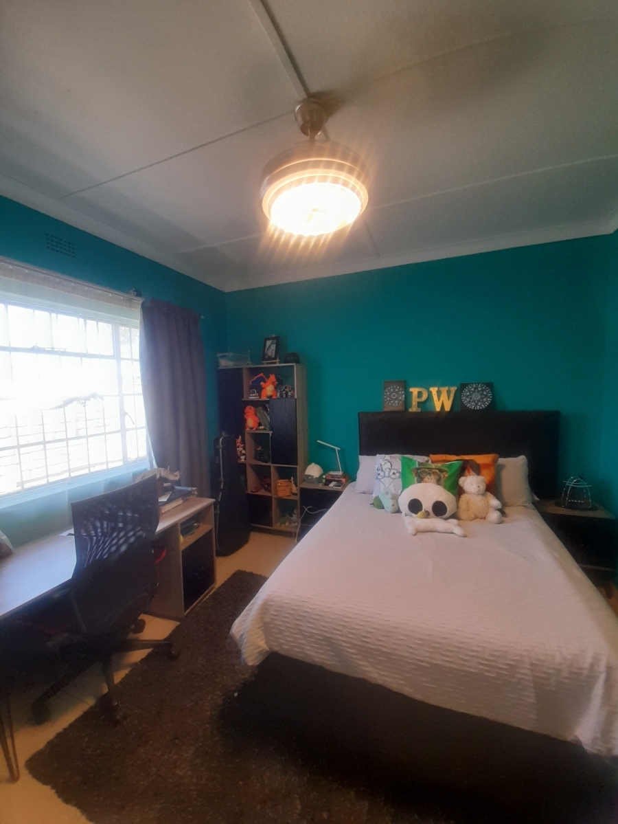 3 Bedroom Property for Sale in Linmeyer Gauteng