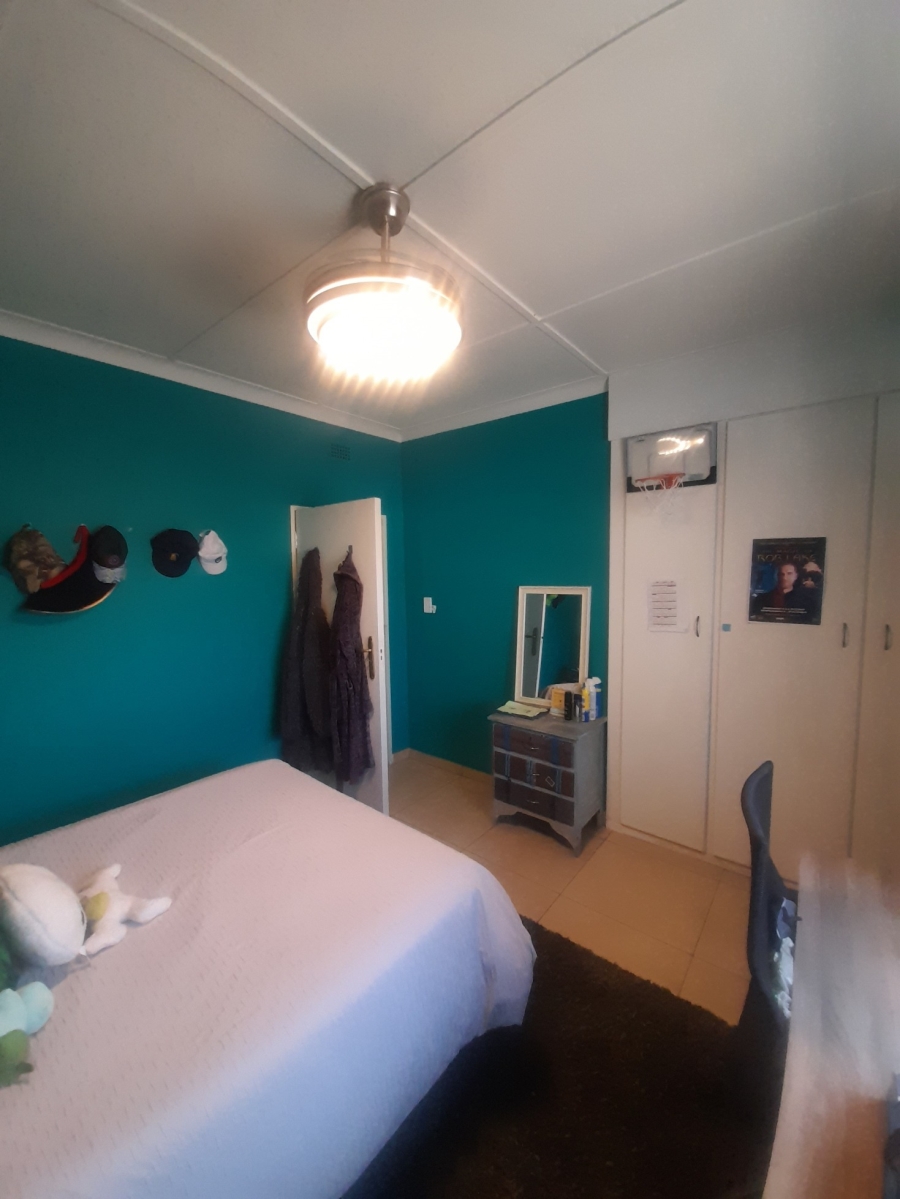 3 Bedroom Property for Sale in Linmeyer Gauteng