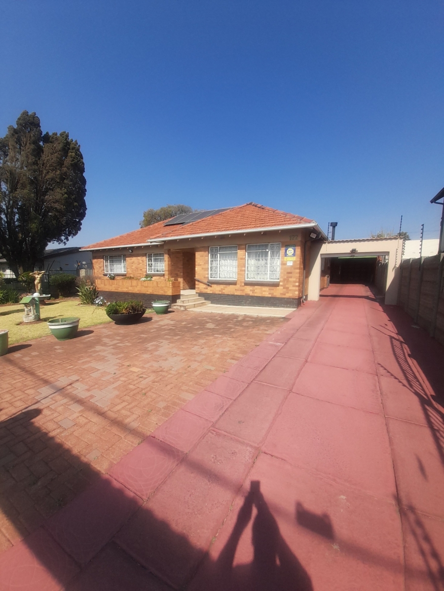 3 Bedroom Property for Sale in Linmeyer Gauteng