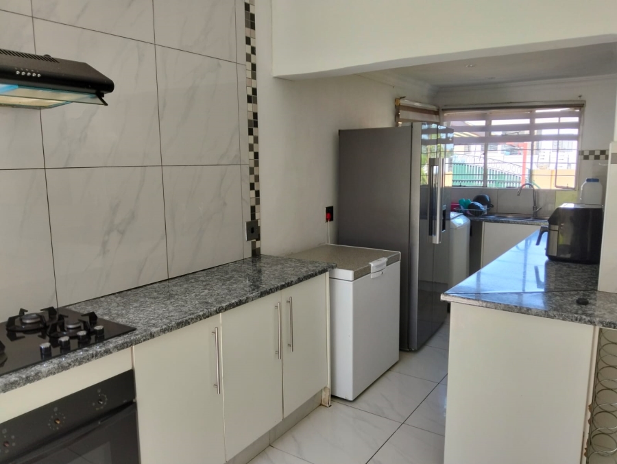 To Let 5 Bedroom Property for Rent in Glen Marais Gauteng