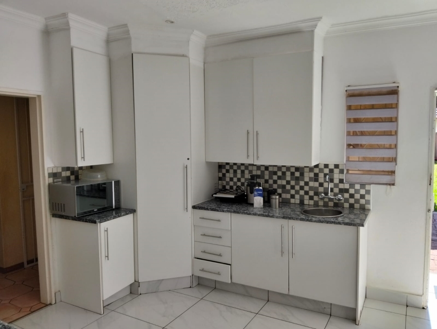 To Let 5 Bedroom Property for Rent in Glen Marais Gauteng