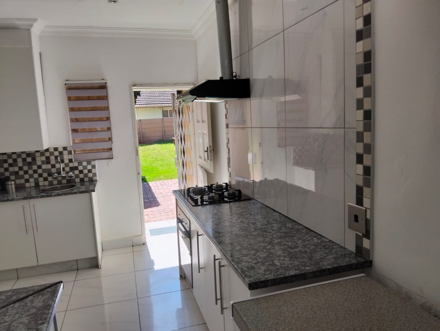 To Let 5 Bedroom Property for Rent in Glen Marais Gauteng