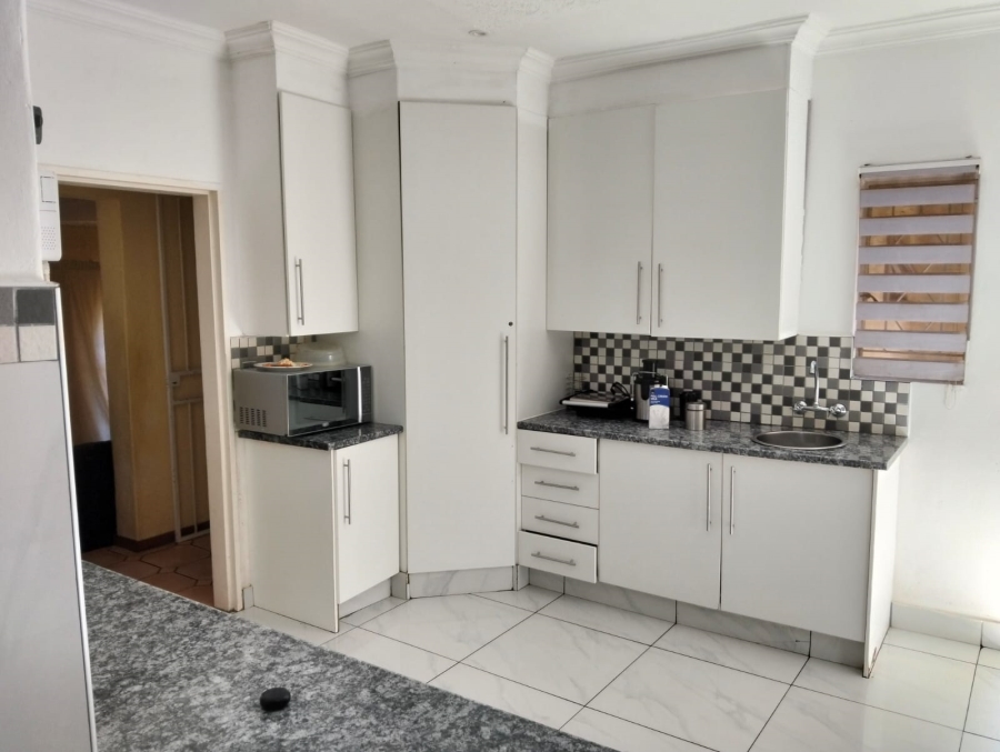 To Let 5 Bedroom Property for Rent in Glen Marais Gauteng