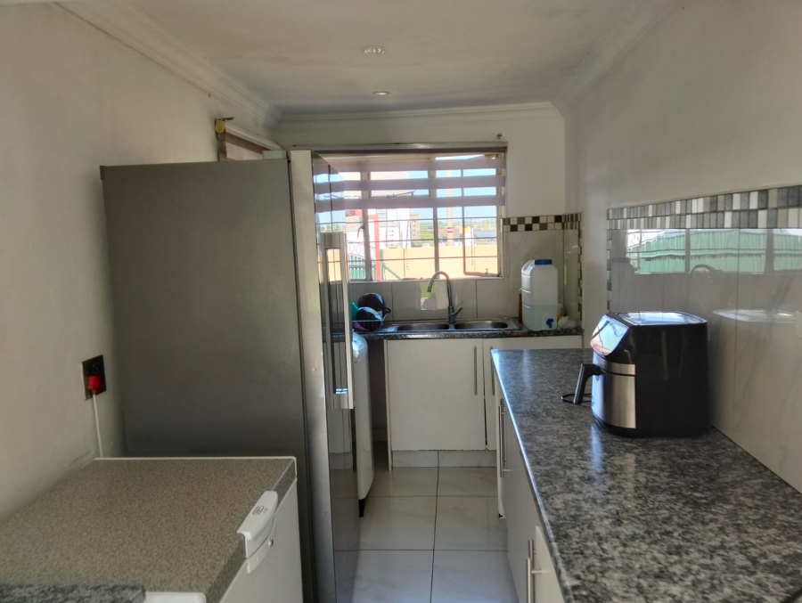 To Let 5 Bedroom Property for Rent in Glen Marais Gauteng