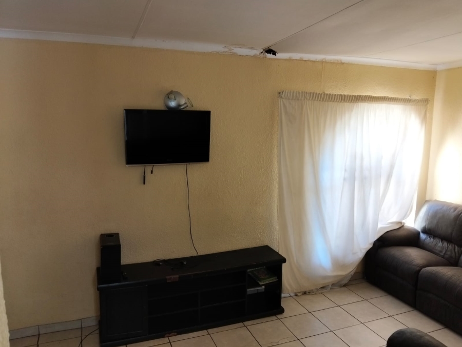 To Let 5 Bedroom Property for Rent in Glen Marais Gauteng