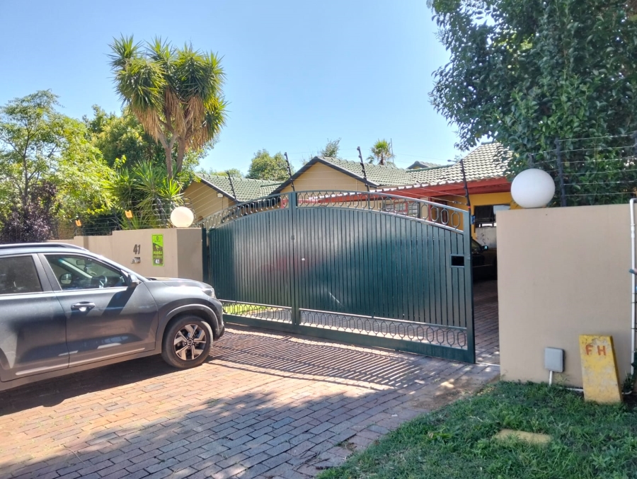 To Let 5 Bedroom Property for Rent in Glen Marais Gauteng