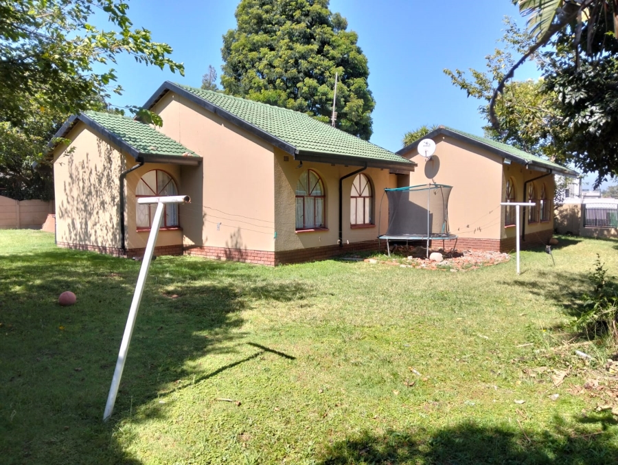 To Let 5 Bedroom Property for Rent in Glen Marais Gauteng