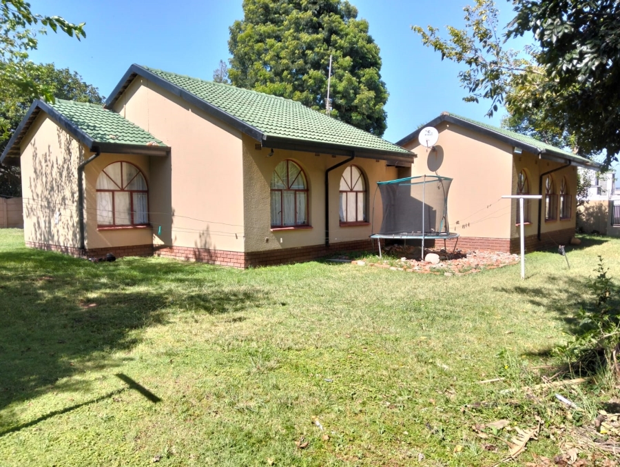 To Let 5 Bedroom Property for Rent in Glen Marais Gauteng