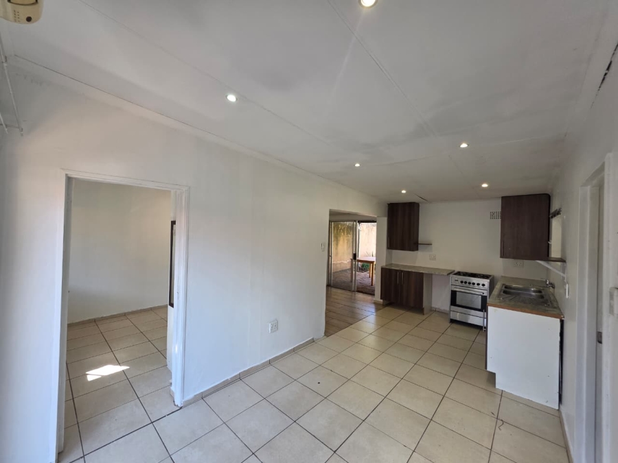 To Let 1 Bedroom Property for Rent in Queenswood Gauteng
