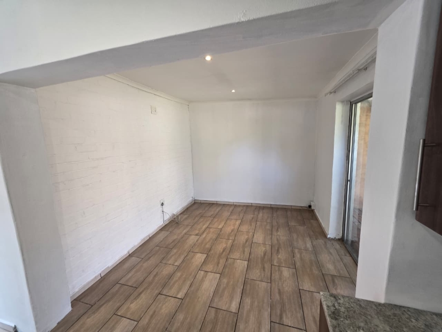 To Let 1 Bedroom Property for Rent in Queenswood Gauteng