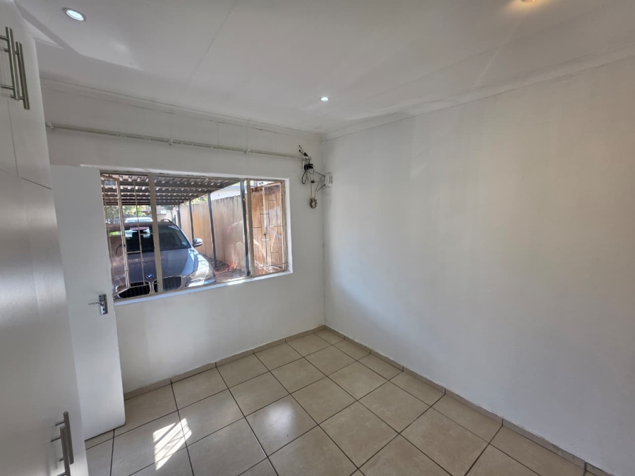 To Let 1 Bedroom Property for Rent in Queenswood Gauteng