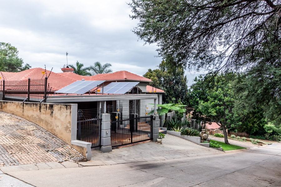 To Let 4 Bedroom Property for Rent in Waverley Gauteng
