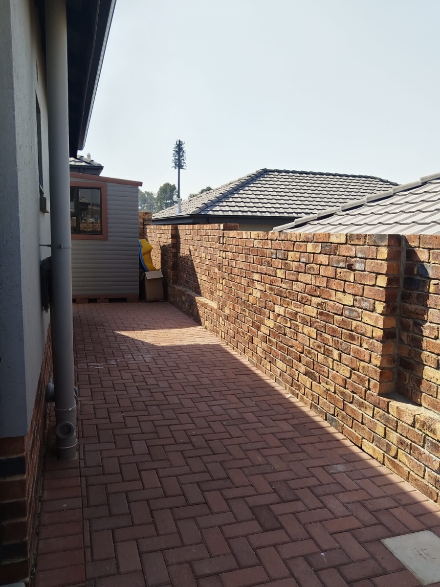 3 Bedroom Property for Sale in Nietgedacht Gauteng