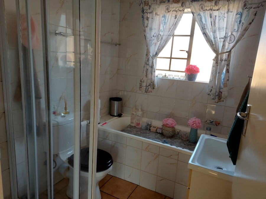 2 Bedroom Property for Sale in Sonneglans Gauteng