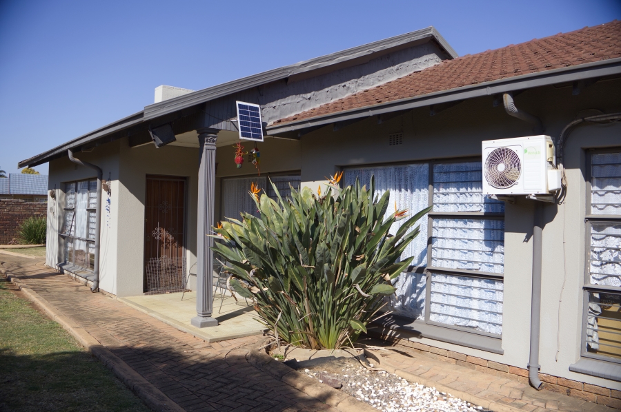 3 Bedroom Property for Sale in Farrarmere Gauteng