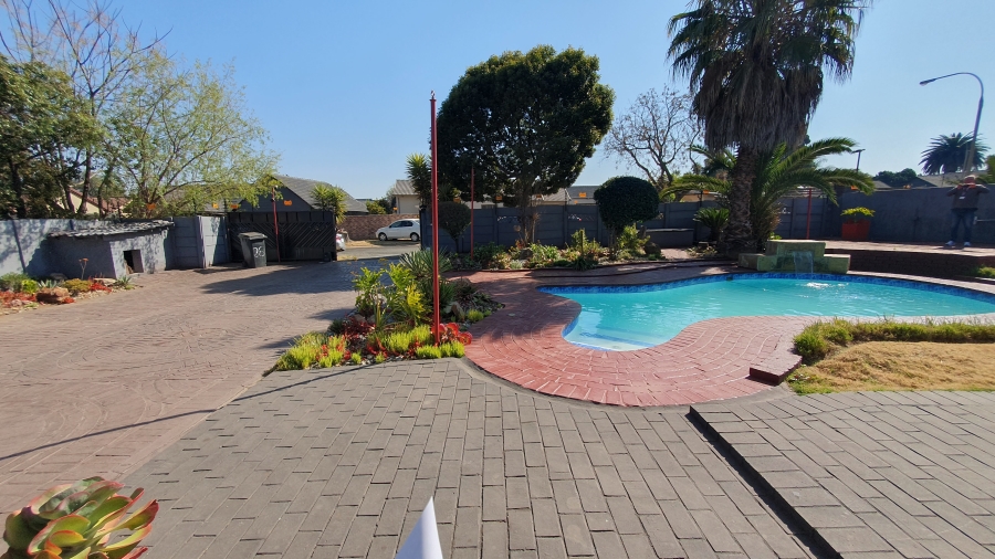 3 Bedroom Property for Sale in Brackendowns Gauteng