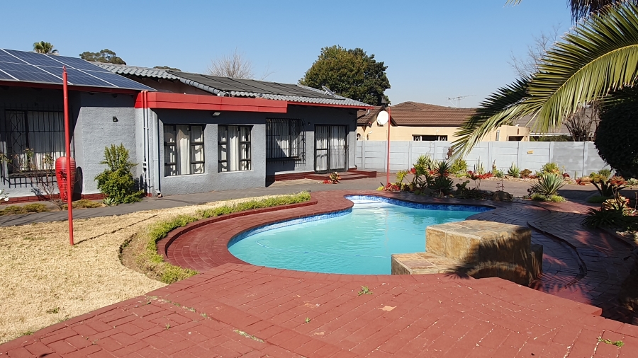 3 Bedroom Property for Sale in Brackendowns Gauteng