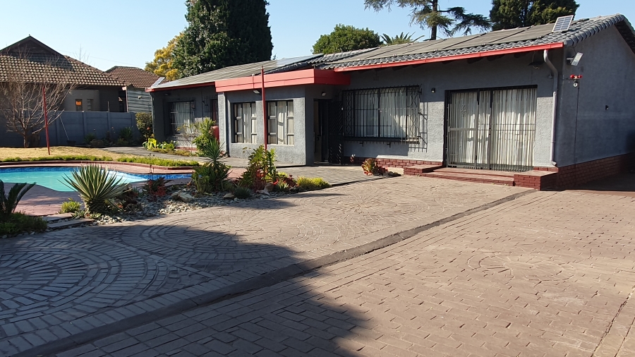 3 Bedroom Property for Sale in Brackendowns Gauteng