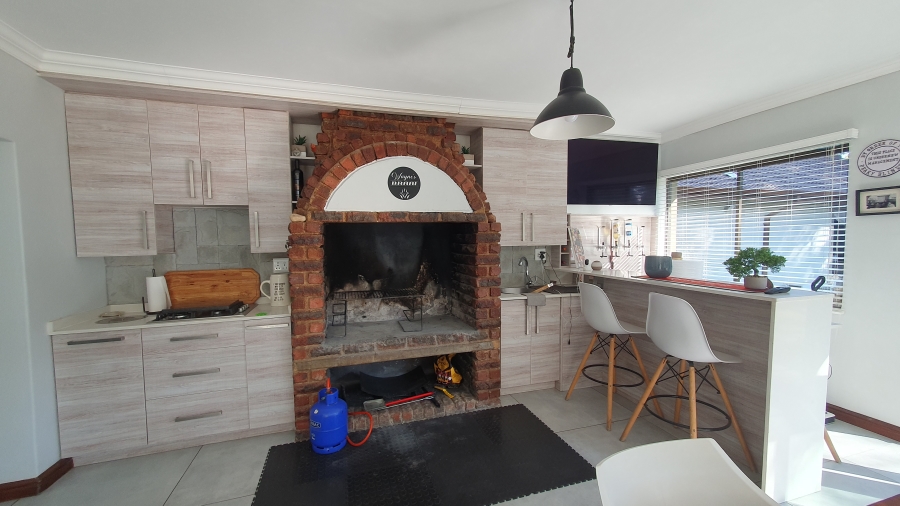 4 Bedroom Property for Sale in Brackenhurst Gauteng