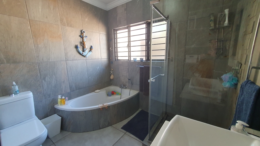 4 Bedroom Property for Sale in Brackenhurst Gauteng