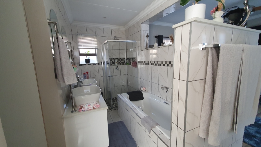 4 Bedroom Property for Sale in Brackenhurst Gauteng