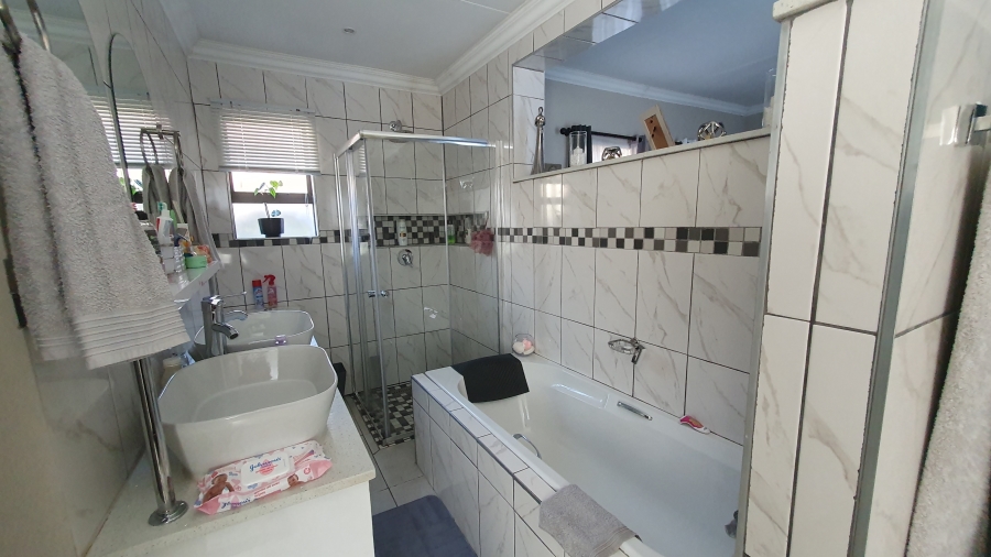 4 Bedroom Property for Sale in Brackenhurst Gauteng