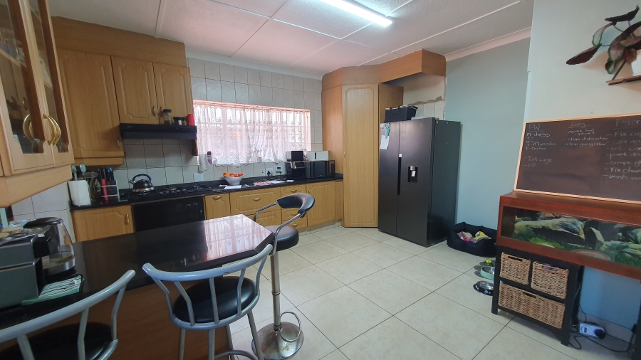 3 Bedroom Property for Sale in Linmeyer Gauteng