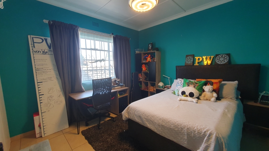 3 Bedroom Property for Sale in Linmeyer Gauteng