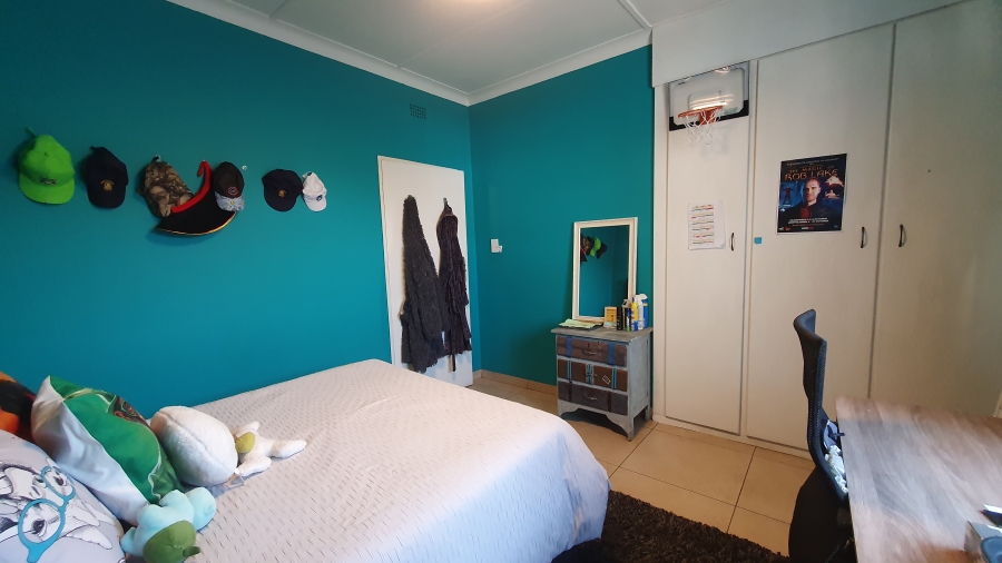 3 Bedroom Property for Sale in Linmeyer Gauteng