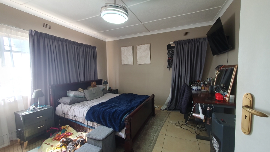 3 Bedroom Property for Sale in Linmeyer Gauteng