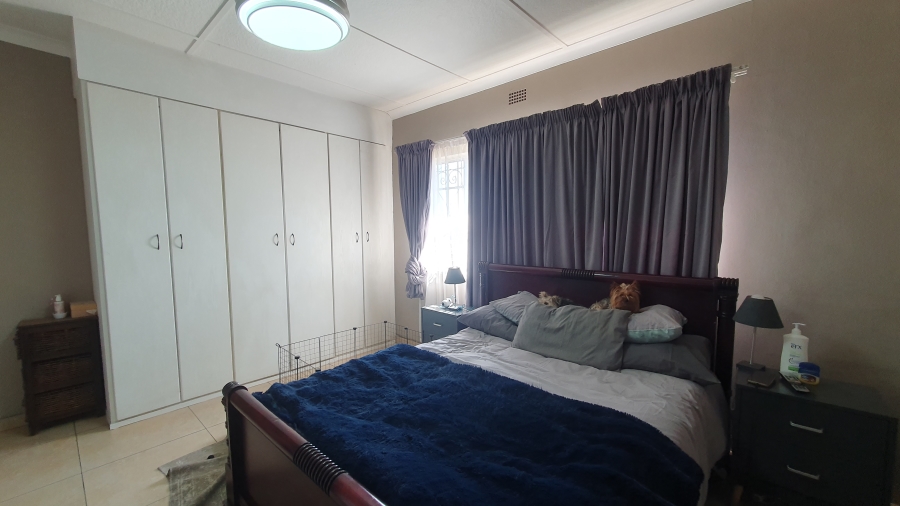 3 Bedroom Property for Sale in Linmeyer Gauteng