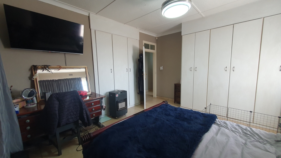 3 Bedroom Property for Sale in Linmeyer Gauteng