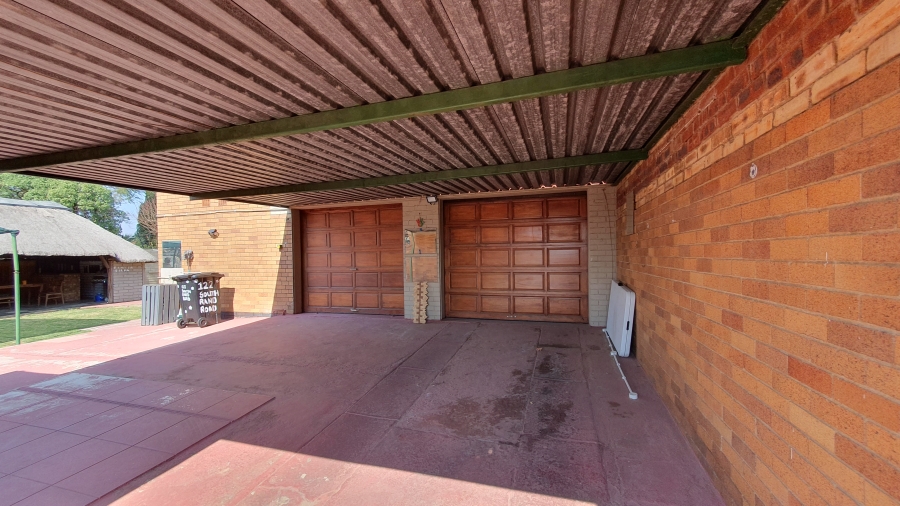 3 Bedroom Property for Sale in Linmeyer Gauteng