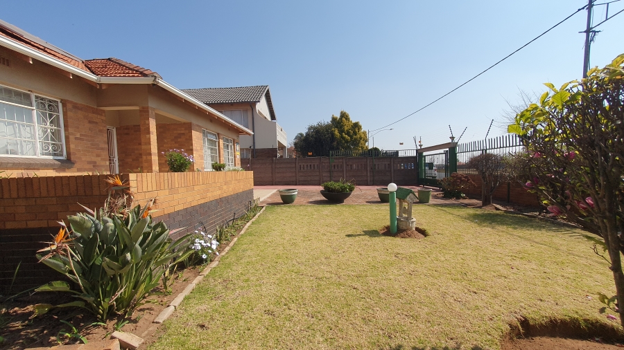 3 Bedroom Property for Sale in Linmeyer Gauteng