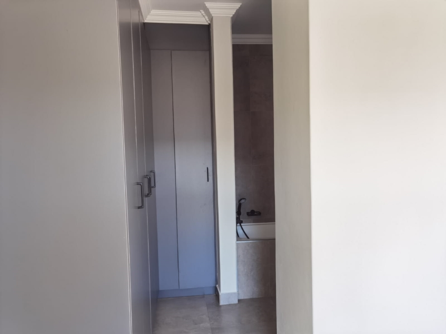 To Let 2 Bedroom Property for Rent in Waverley Gauteng