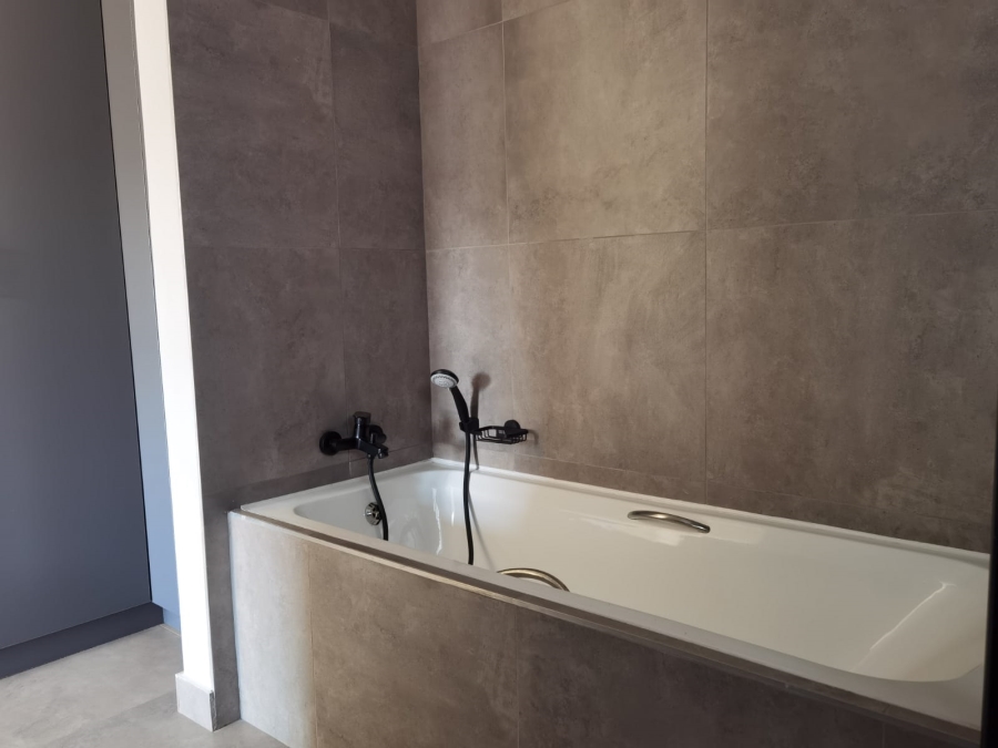 To Let 2 Bedroom Property for Rent in Waverley Gauteng