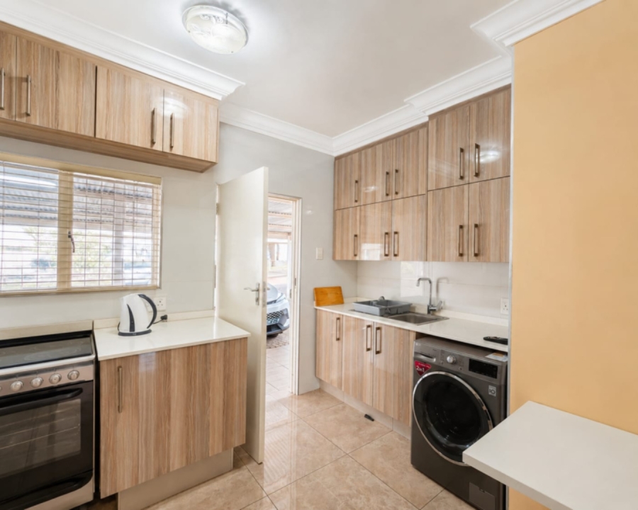 To Let 1 Bedroom Property for Rent in Buccleuch Gauteng