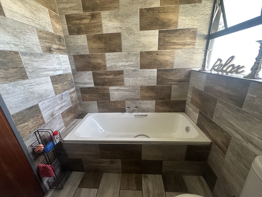 4 Bedroom Property for Sale in Verwoerdpark Gauteng