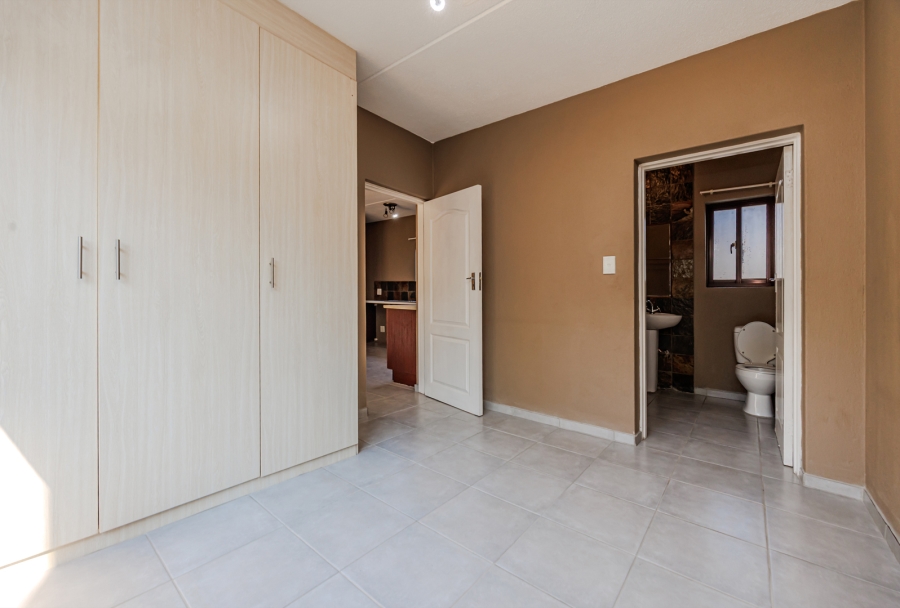 2 Bedroom Property for Sale in Wilgeheuwel Gauteng