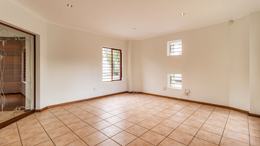 4 Bedroom Property for Sale in Magaliessig Gauteng