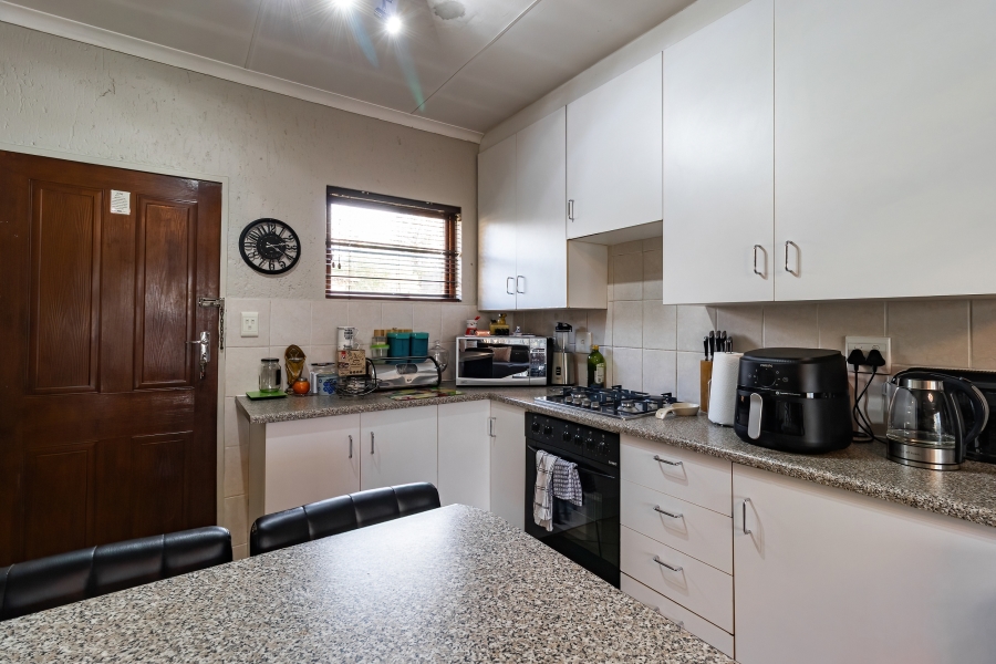 2 Bedroom Property for Sale in Buccleuch Gauteng