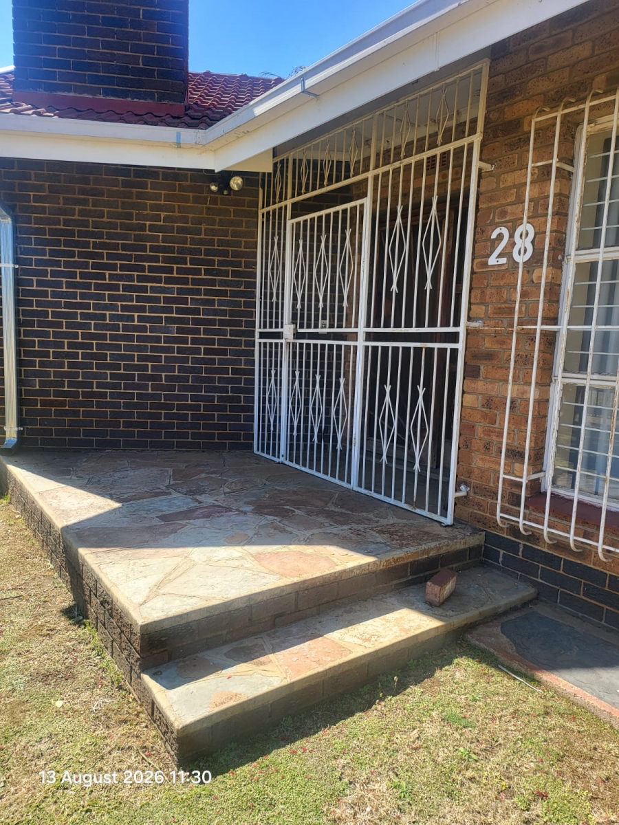 To Let 4 Bedroom Property for Rent in Dunnottar Gauteng