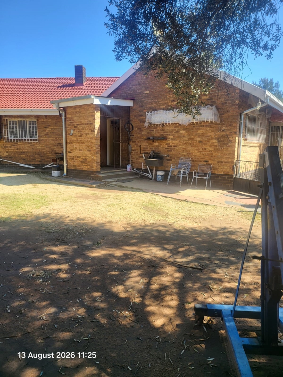 To Let 4 Bedroom Property for Rent in Dunnottar Gauteng