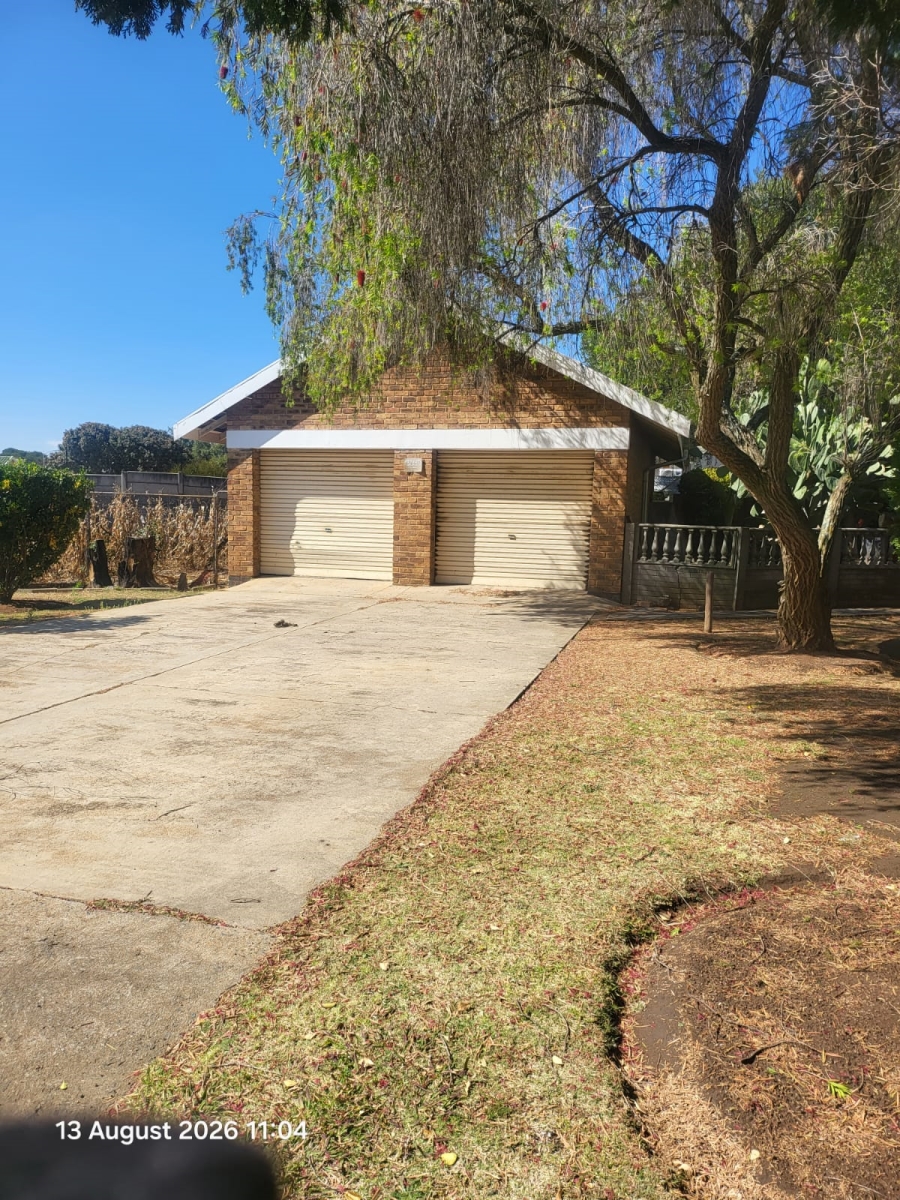 To Let 4 Bedroom Property for Rent in Dunnottar Gauteng