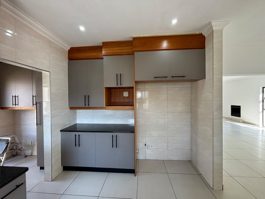 To Let 4 Bedroom Property for Rent in Greenstone Hill Gauteng